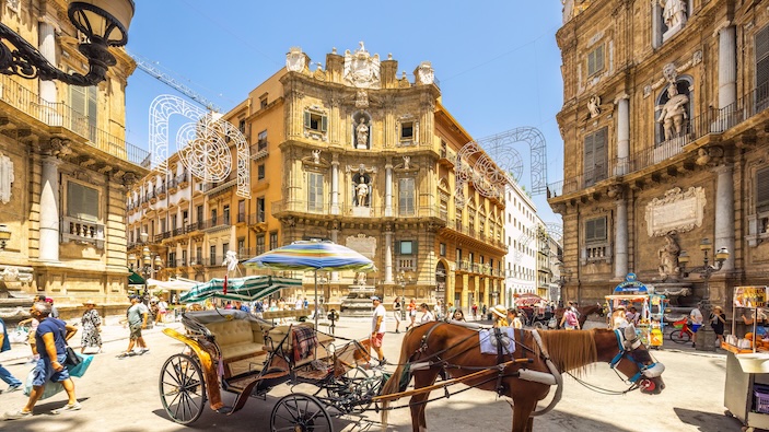 Palermo manda in pensione le carrozze a cavallo 