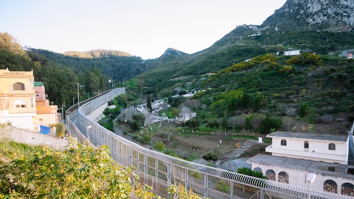 I migranti mettono sotto pressione le risorse della Spagna e mettono alla prova la sua politica migratoria