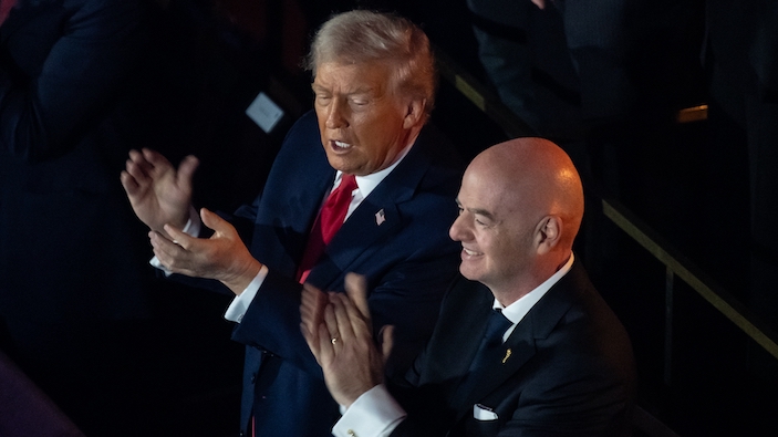 Infantino {pone en peligro a la FIFA (y al fútbol)=puts FIFA (and soccer) at risk