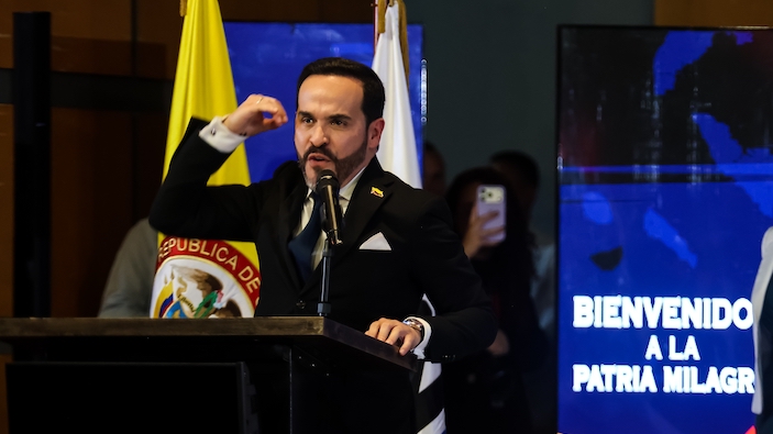 Abelardo de la Espriella inicia su presidencia apoyándose en Dios y los militares