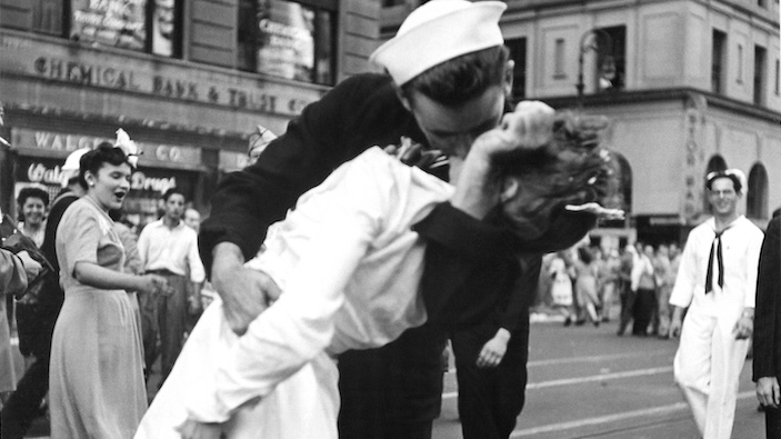 ¿Se encuentran los besos románticos en peligro de extinción?