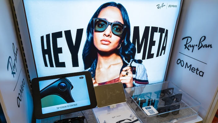 Gli <i>smart glasses</i> di Meta e i problemi di privacy