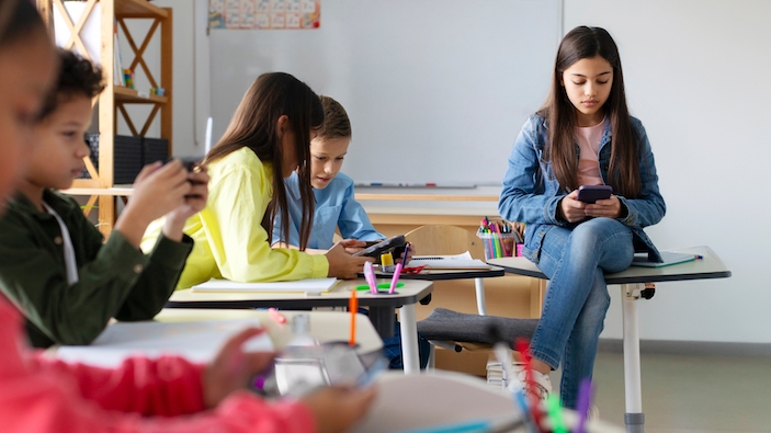 Francia prohíbe los móviles en los institutos