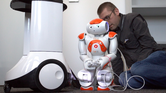 KI und Roboter als Begleiter für Menschen mit Alzheimer