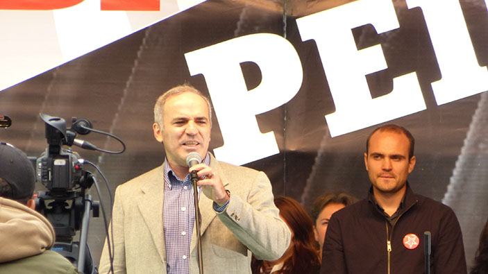Garry Kasparov, toujours dans la ligne de mire 