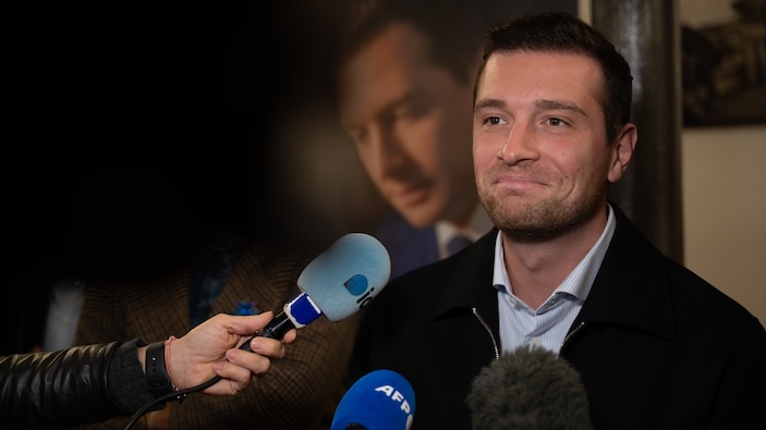Bardella rattrapé par des écrits antisémites 