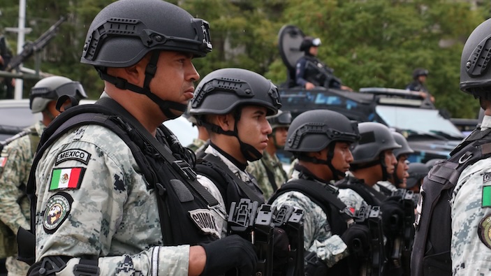 El chihuahua Comando se convierte en el miembro más pequeño de la Guardia Nacional de México 