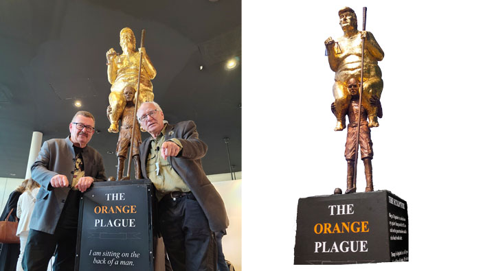 La statua di Donald Trump intitolata </i>The Orange Plague</i> esposta al Parlamento europeo