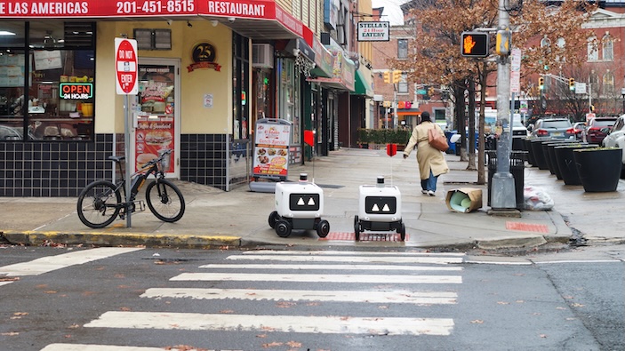 La profesora jubilada que bloquea robots de reparto